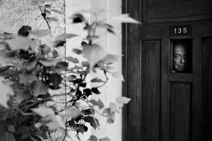 Roberto JUARROZ chez Lui.Photo: © Daniel Mordzinski.